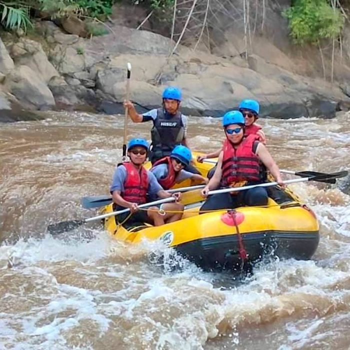 ล่องแก่งเรือยางสุดมันส์กลางสายน้ำ